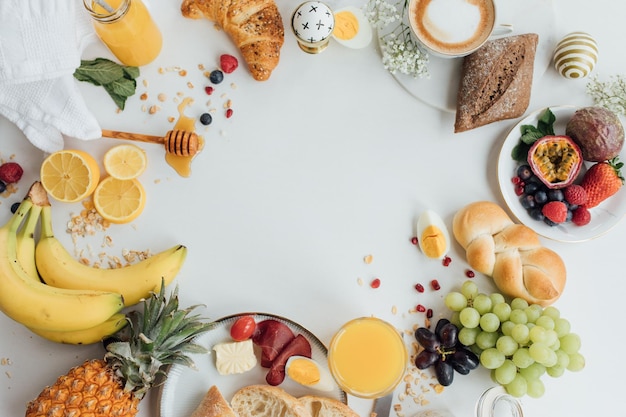 Hooghoekbeeld van het ontbijt op tafel
