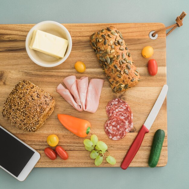 Hooghoekbeeld van het ontbijt op tafel