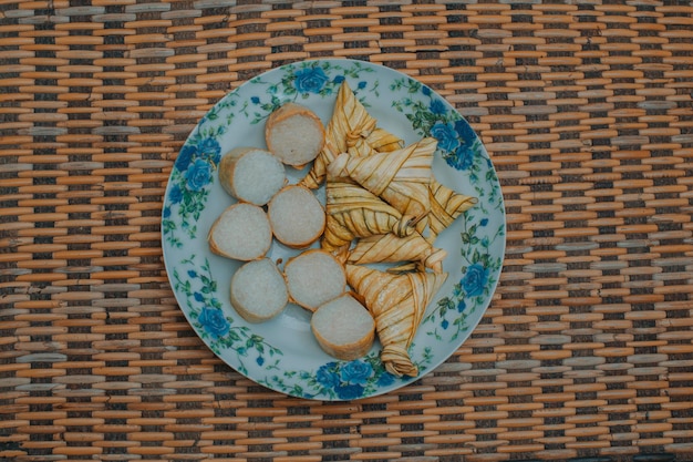 Foto hooghoekbeeld van het ontbijt op tafel