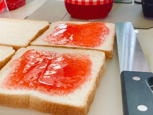 Hooghoekbeeld van het ontbijt op tafel