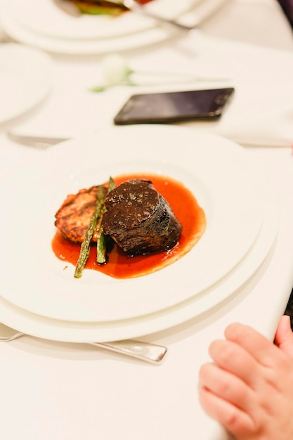 Foto hooghoekbeeld van het op tafel geserveerde ontbijt