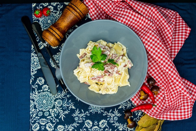 Foto hooghoekbeeld van het op tafel geserveerde ontbijt