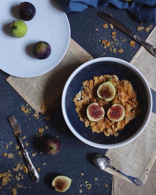 Hooghoekbeeld van het op tafel geserveerde ontbijt