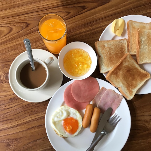 Hooghoekbeeld van het op tafel geserveerde ontbijt