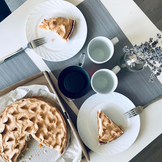 Foto hooghoekbeeld van het op tafel geserveerde ontbijt