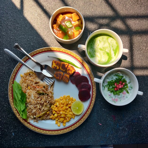 Hooghoekbeeld van het op tafel geserveerde ontbijt