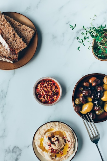 Hooghoekbeeld van het op tafel geserveerde ontbijt