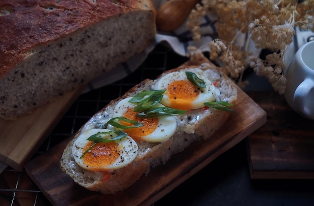 Foto hooghoekbeeld van het op tafel geserveerde ontbijt