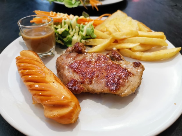 Foto hooghoekbeeld van het op tafel geserveerde voedsel