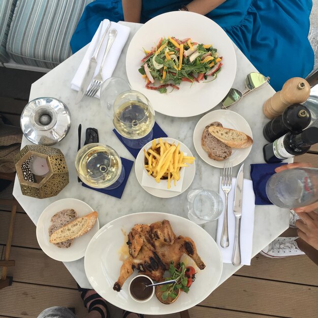 Foto hooghoekbeeld van het op tafel geserveerde voedsel