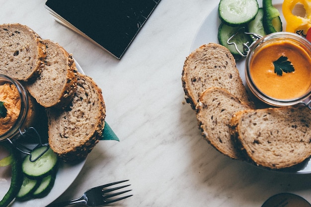 Hooghoekbeeld van het op tafel geserveerde voedsel