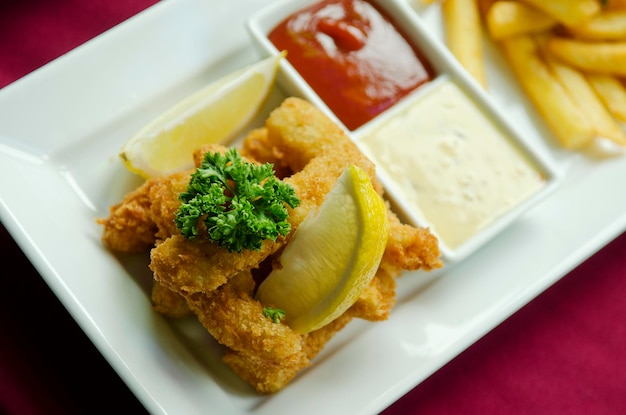 Hooghoekbeeld van het op tafel geserveerde voedsel