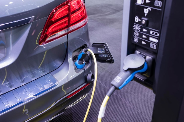 Hooghoekbeeld van het opladen van elektrische auto's