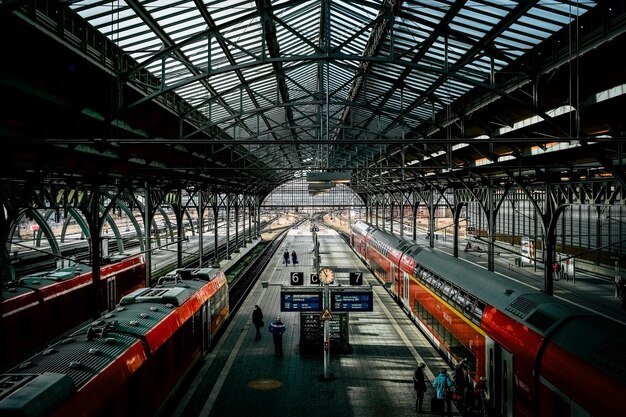 Foto hooghoekbeeld van het perron van het treinstation