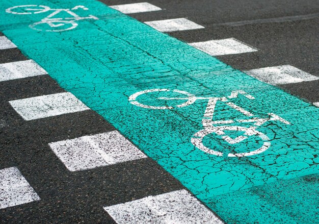 Foto hooghoekbeeld van het pijlsymbool op de weg