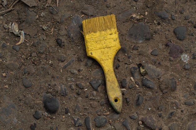 Foto hooghoekbeeld van het pijlsymbool op nat land