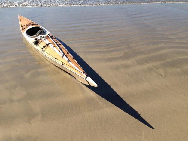 Hooghoekbeeld van het schip op het strand