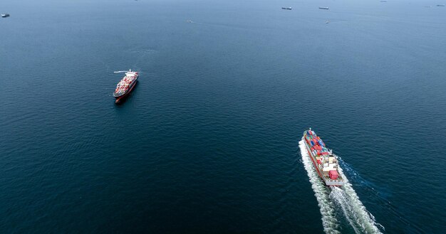 Hooghoekbeeld van het schip op zee