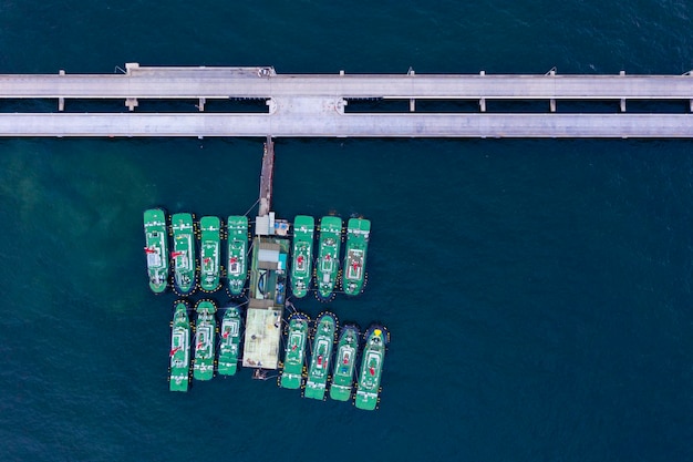 Foto hooghoekbeeld van het schip op zee