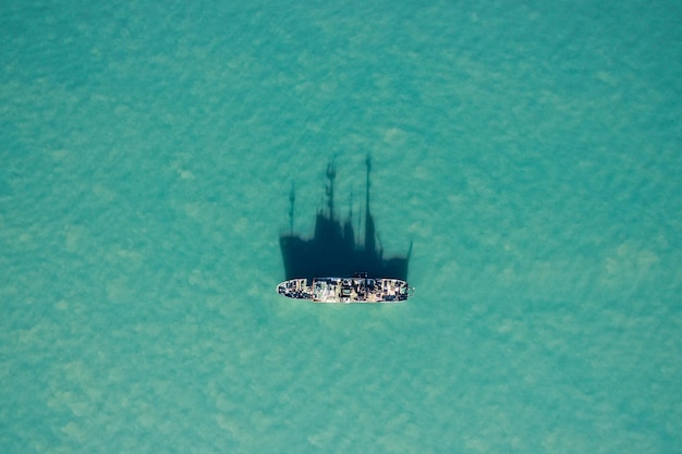 Hooghoekbeeld van het schip op zee