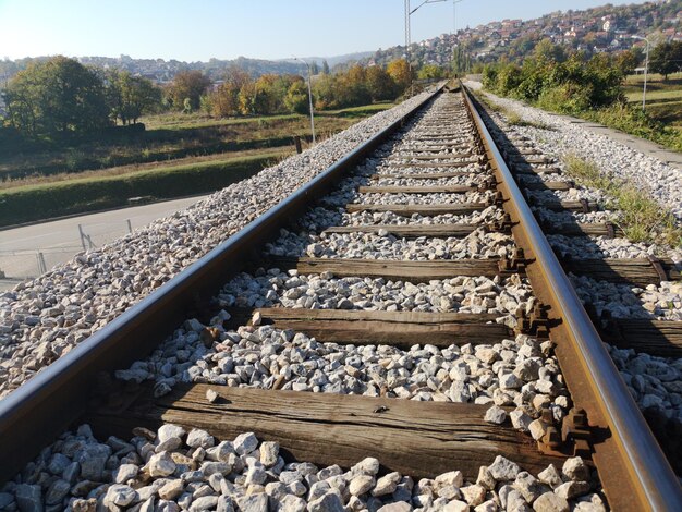 Foto hooghoekbeeld van het spoor