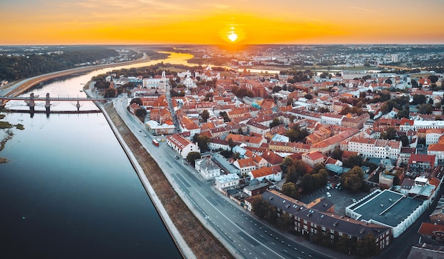 Hooghoekbeeld van het stadsbeeld door de rivier tegen de hemel tijdens de zonsondergang