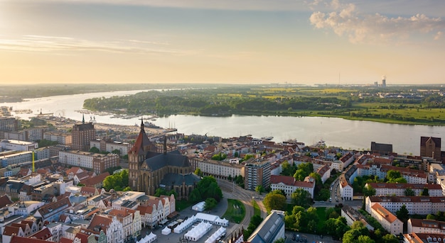 Hooghoekbeeld van het stadsbeeld door de rivier tegen de lucht