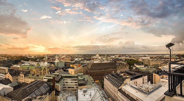 Hooghoekbeeld van het stadsbeeld tegen een bewolkte hemel tijdens de zonsondergang