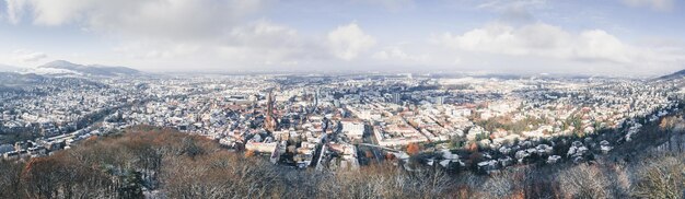 Foto hooghoekbeeld van het stadsbeeld tegen een bewolkte lucht