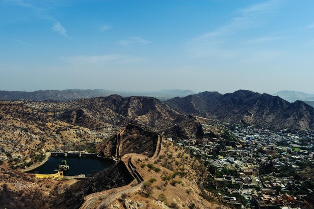 Foto hooghoekbeeld van het stadslandschap door bergen tegen de lucht