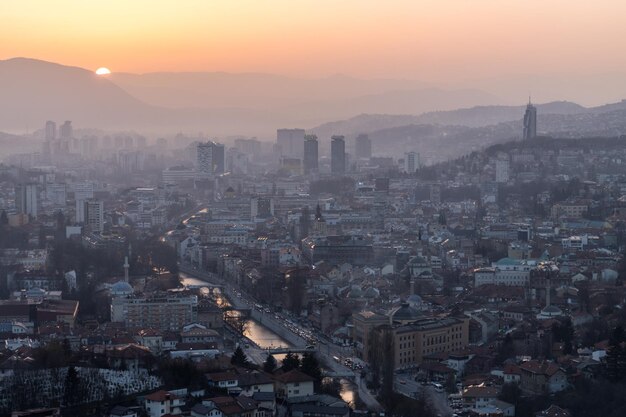 Foto hooghoekbeeld van het stadslandschap tegen de hemel bij zonsondergang