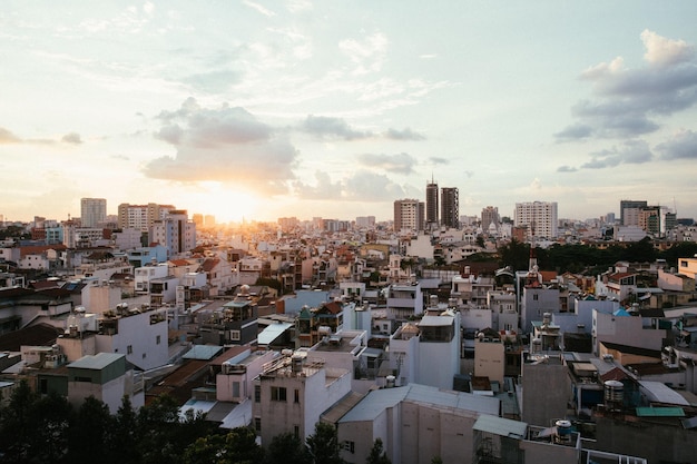 Hooghoekbeeld van het stadslandschap tegen de hemel bij zonsondergang