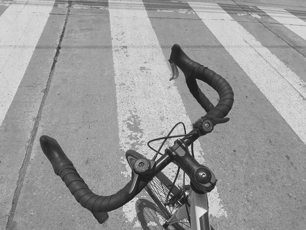 Foto hooghoekbeeld van het stuur van de fiets op de weg