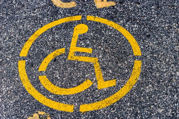 Hooghoekbeeld van het teken voor gehandicapten op de weg