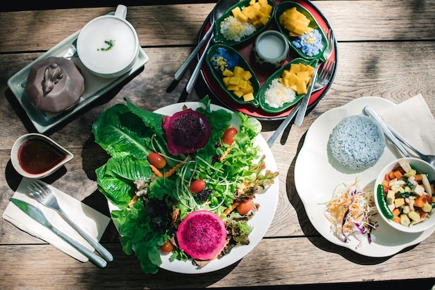 Foto hooghoekbeeld van het thaise ontbijt op tafel