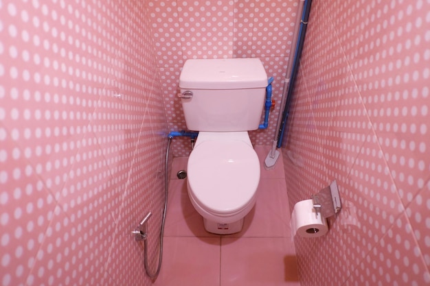 Hooghoekbeeld van het toilet in de badkamer