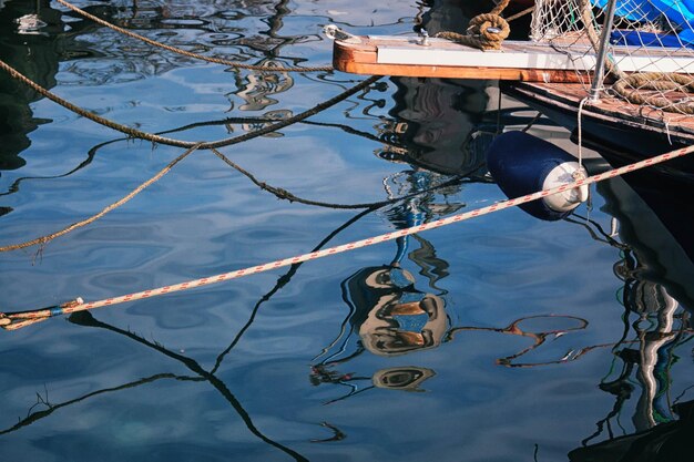 Hooghoekbeeld van het touw boven het wateroppervlak