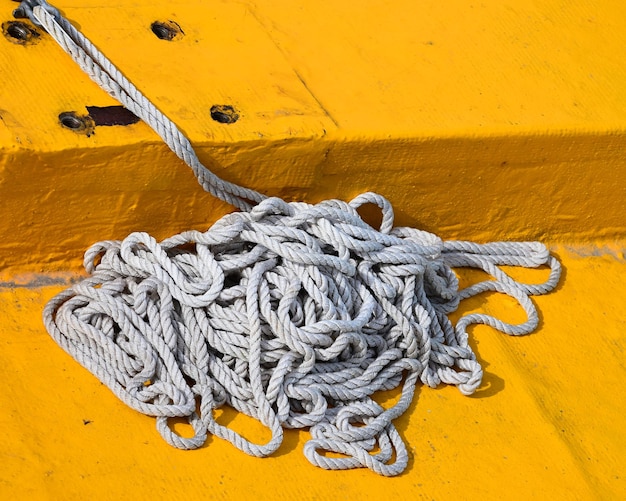 Hooghoekbeeld van het touw op de gele pier