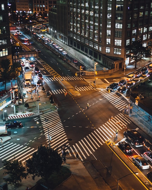 Hooghoekbeeld van het verkeer in de stad's nachts
