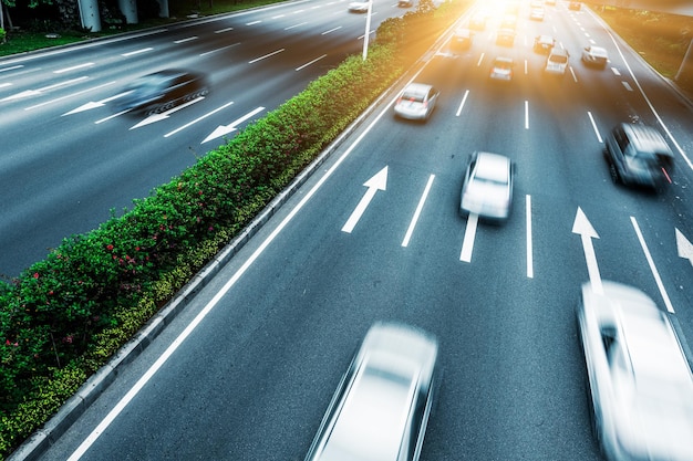 Foto hooghoekbeeld van het verkeer op de weg