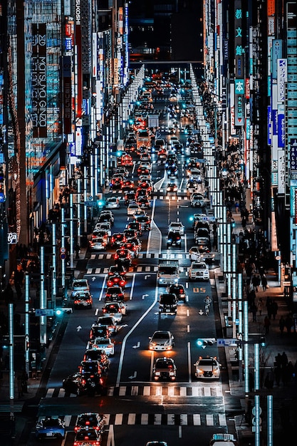 Foto hooghoekbeeld van het verkeer op een stadsstraat's nachts