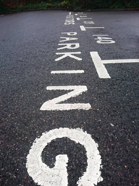 Foto hooghoekbeeld van het verkeersbord