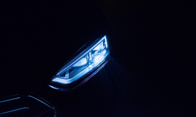 Hooghoekbeeld van het verlichte koplampje van de auto