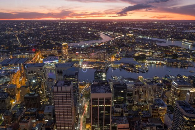 Foto hooghoekbeeld van het verlichte stadsbeeld bij zonsondergang's nachts