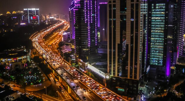 Hooghoekbeeld van het verlichte stadsbeeld's nachts