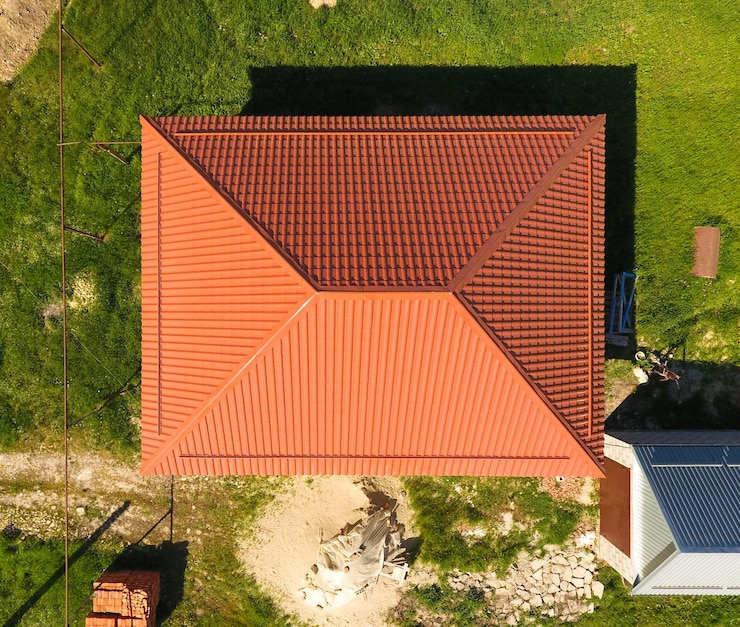 Foto hooghoekbeeld van het voetpad bij het gebouw