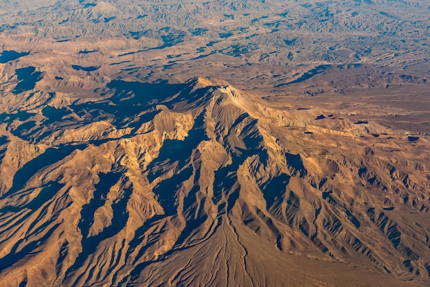 Hooghoekbeeld van het vulkanische landschap