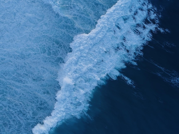 Foto hooghoekbeeld van het water in de zee