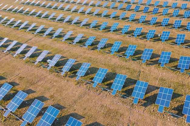 Hooghoekbeeld van het zonnepark met een drone