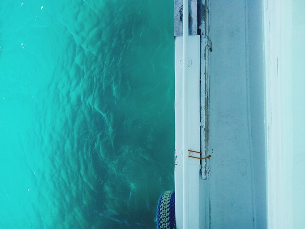 Foto hooghoekbeeld van het zwembad vanaf de zee